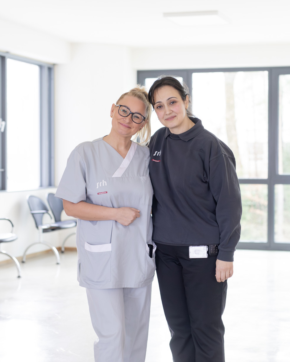Zwei Frauen stehen zusammen in einem großen Flur