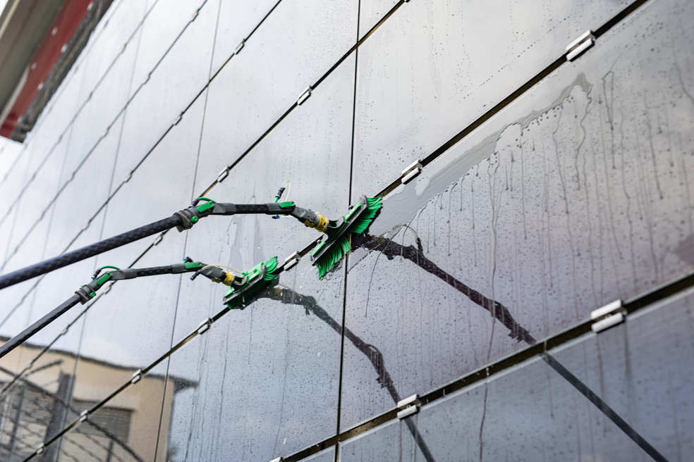 Reinigung einer Wand mit Photovoltaik-Elementen