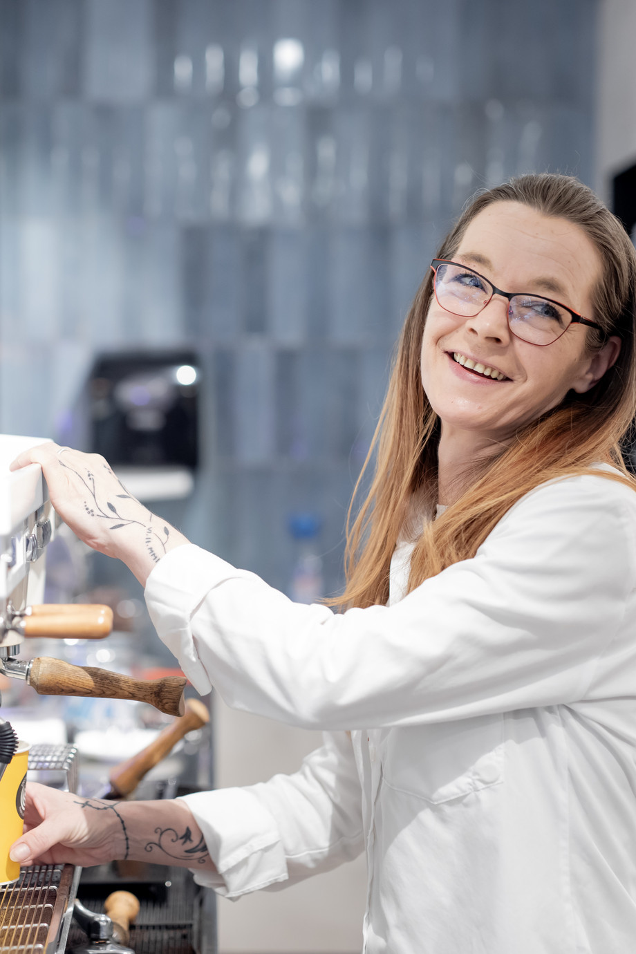 Mitarbeitende, die eine Kaffeemaschine bedient