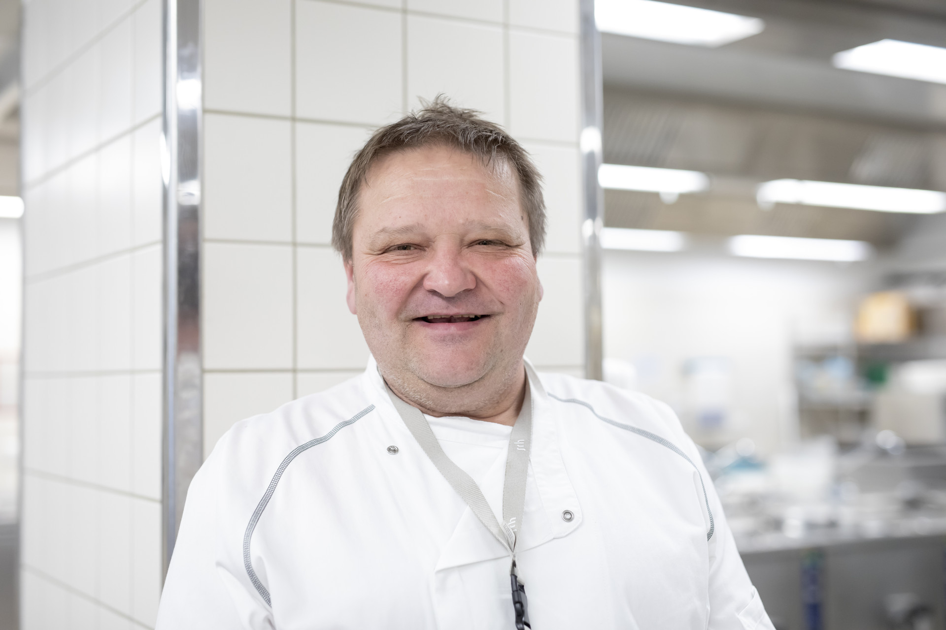 Mann in weißer Kochkleidung